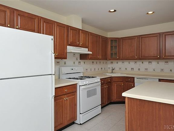 3rd image of 125 Mystic Dr #125