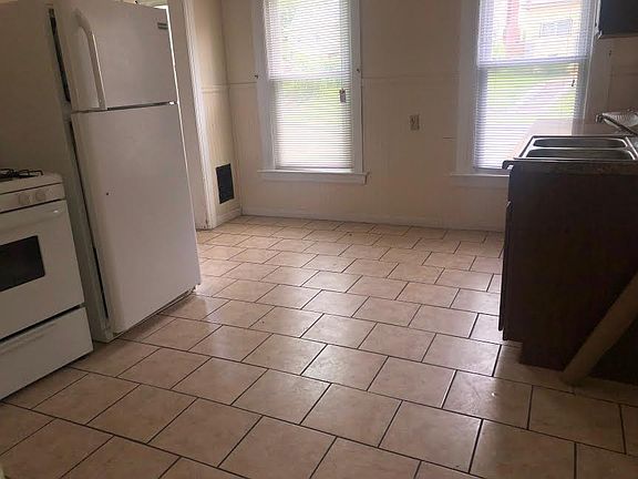 5th image of 434 Douglas St #1