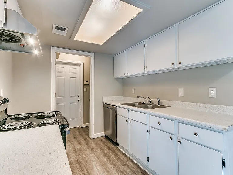 1113 W Fulton St — Photo 13