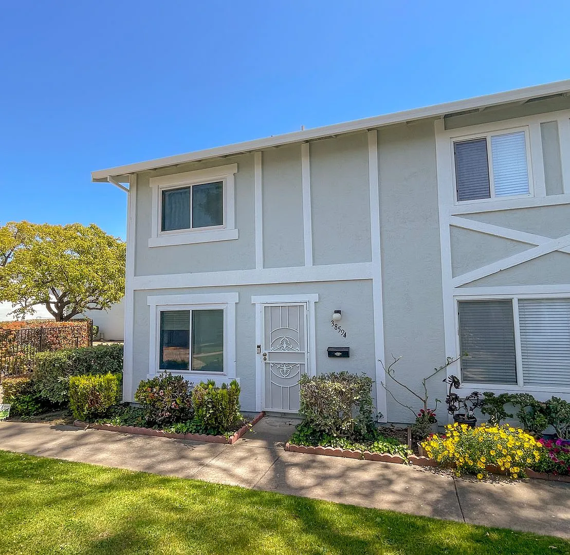 Updated 2 bed 1.5 bath townhome in central Fremont close to Fremont Bart — Photo 1