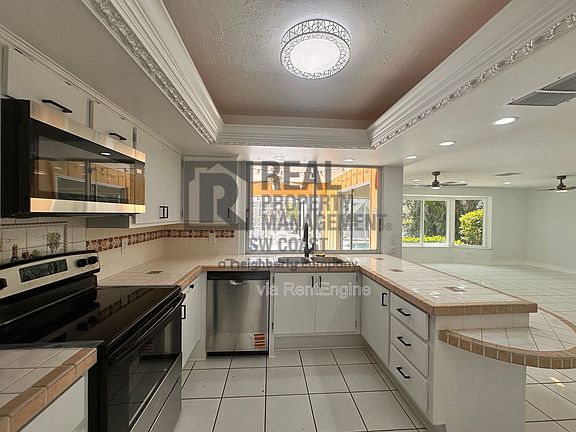 4th image of 4403 SE 19th Pl