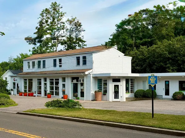21 N Ferry Rd, Shelter Island, NY 11964
