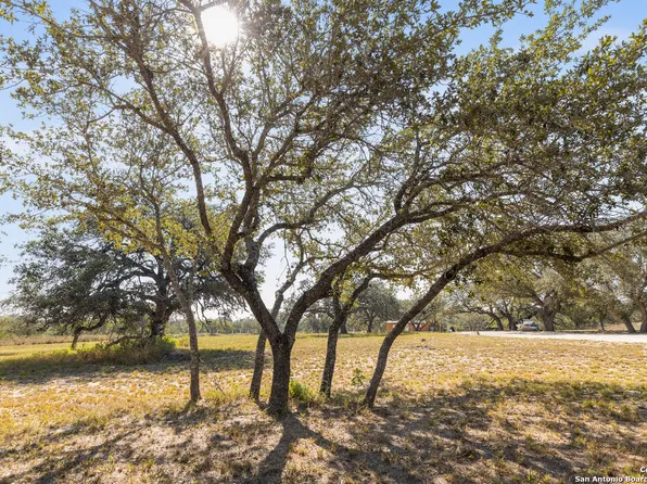 1304 County Road 777, Devine, TX 78016