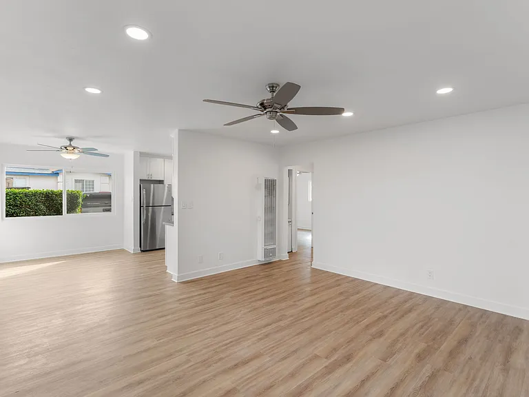 330 W I St — Photo 14
