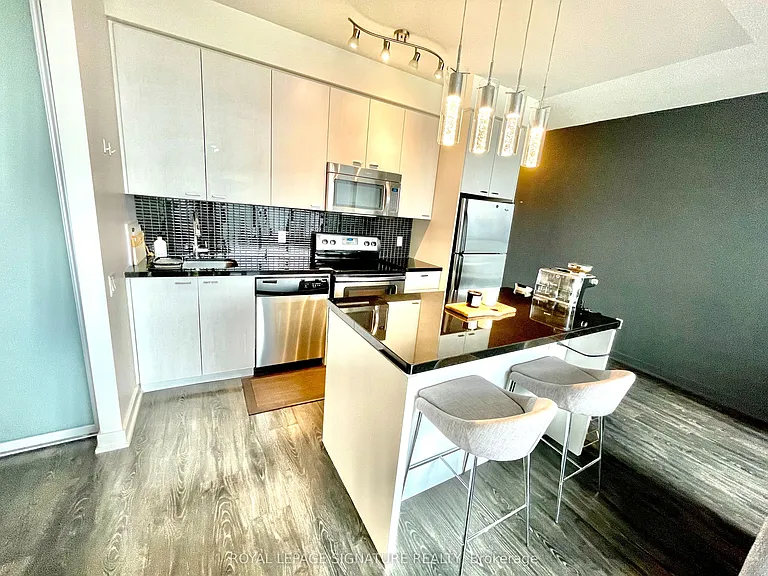 775 King St W #713 — Photo 3