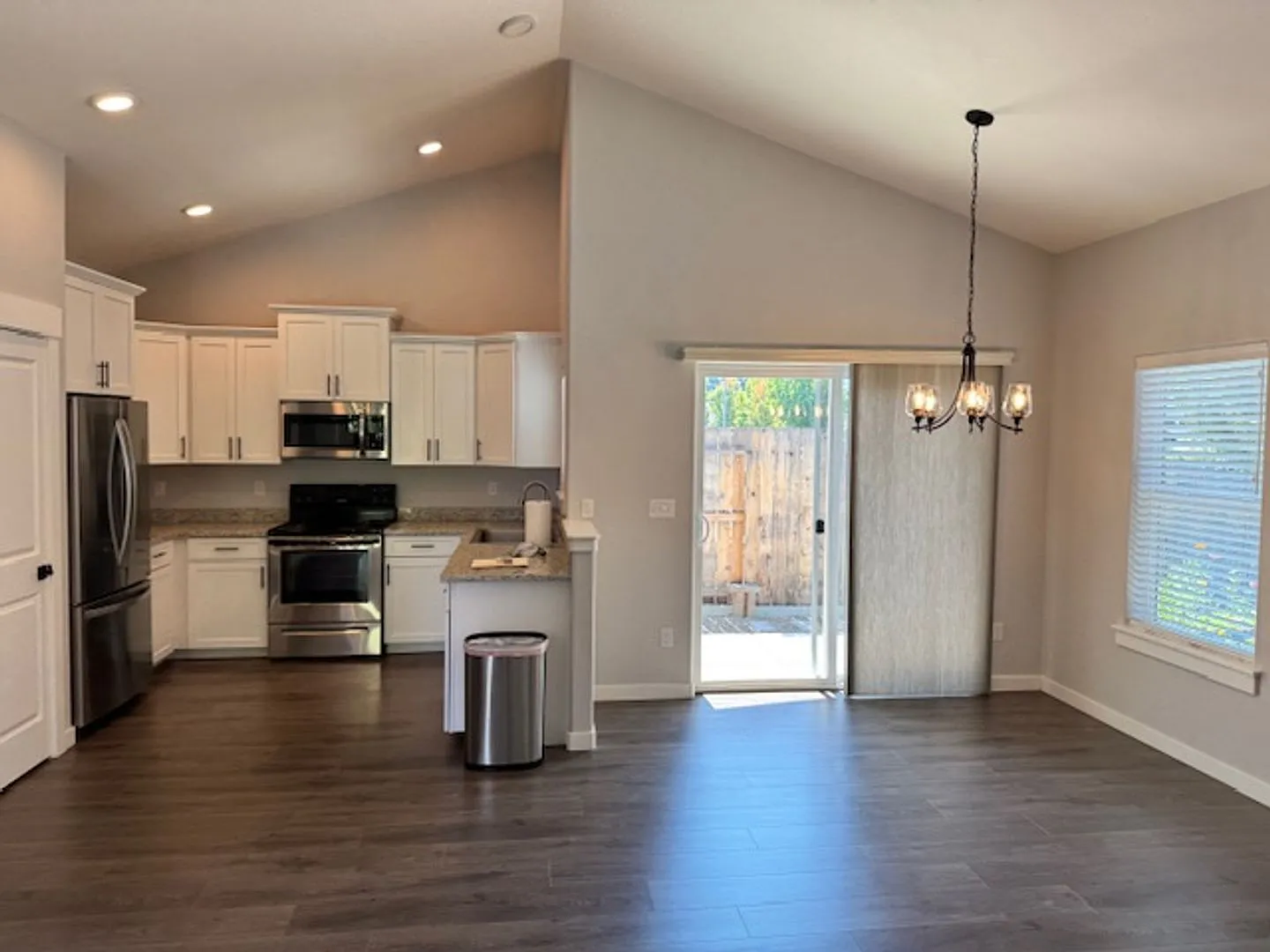 Single Level 3 Bedroom/ Upgrades W/ Easy Maintenance — Photo 4