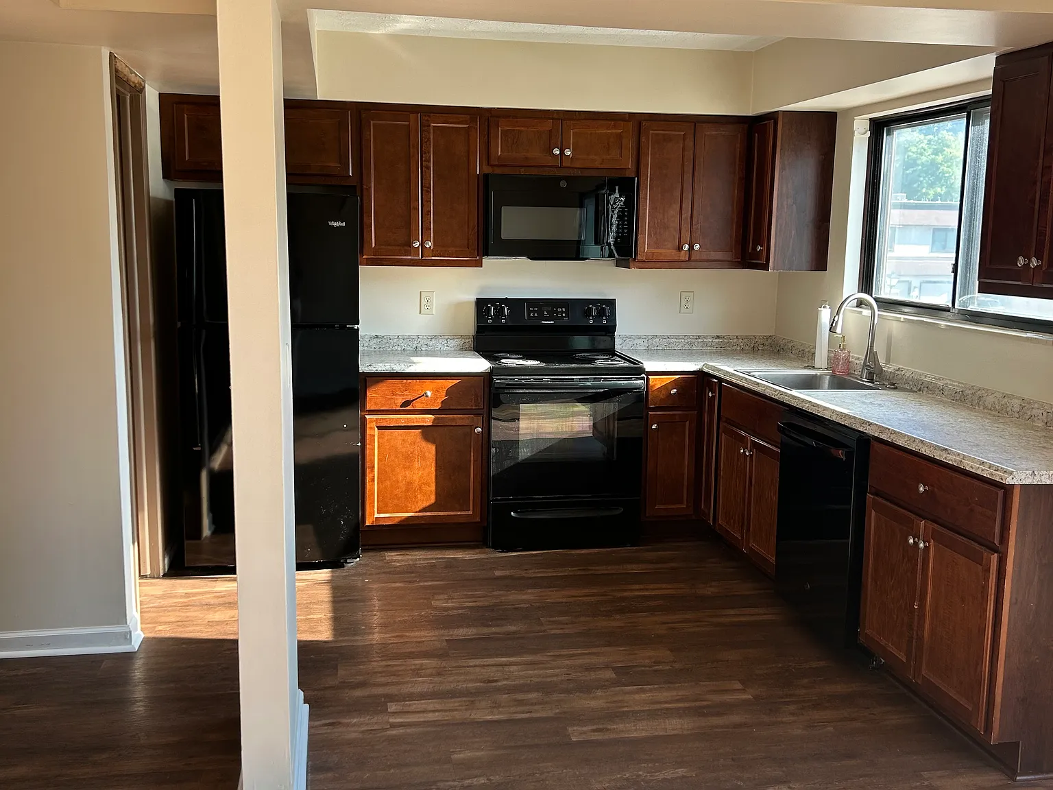 3 bed, 2.5 bath, 1524 sqft, $1,700 — Photo 3