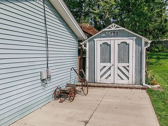2nd image of 8431 Royalhaven Dr