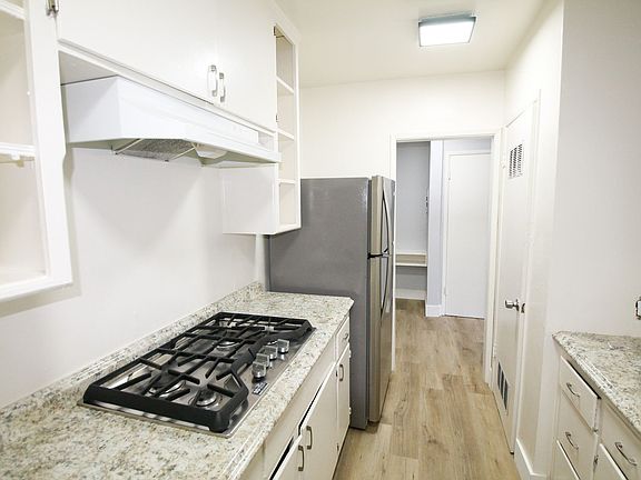 5th image of 921 N Eucalyptus Ave APT 5