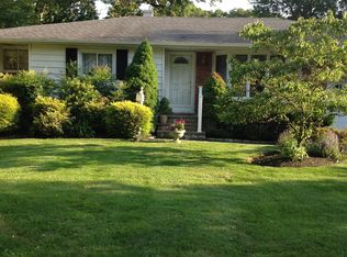 14 Donna Ln, Commack, NY 11725