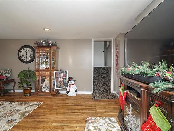5th image of 210 NW Yennie St