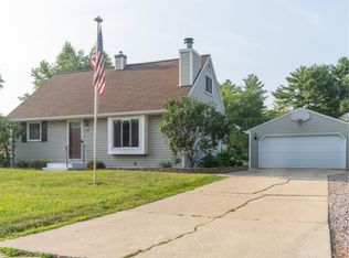 2518 Shade Tree Ln, Green Bay, WI 54313