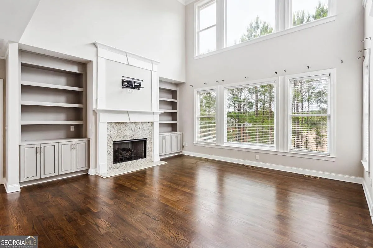 5 bed, 4.5 bath, 4056 sqft, $5,500 — Photo 3