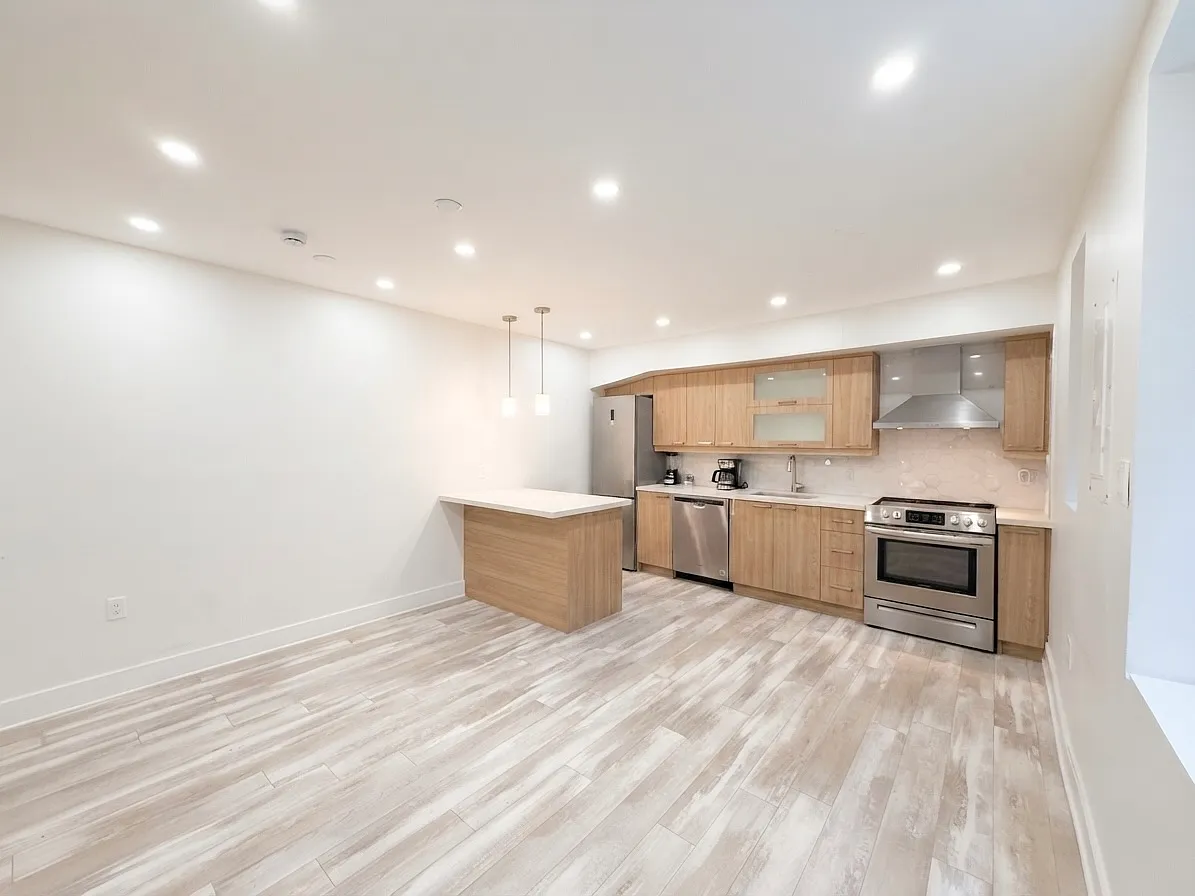 240 Durie St - 205 — Photo 2