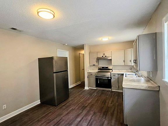4th image of 220 Ebony Ln