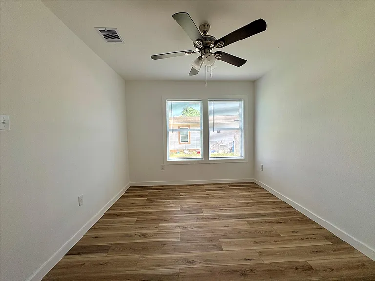 1717 W 4th St — Photo 12