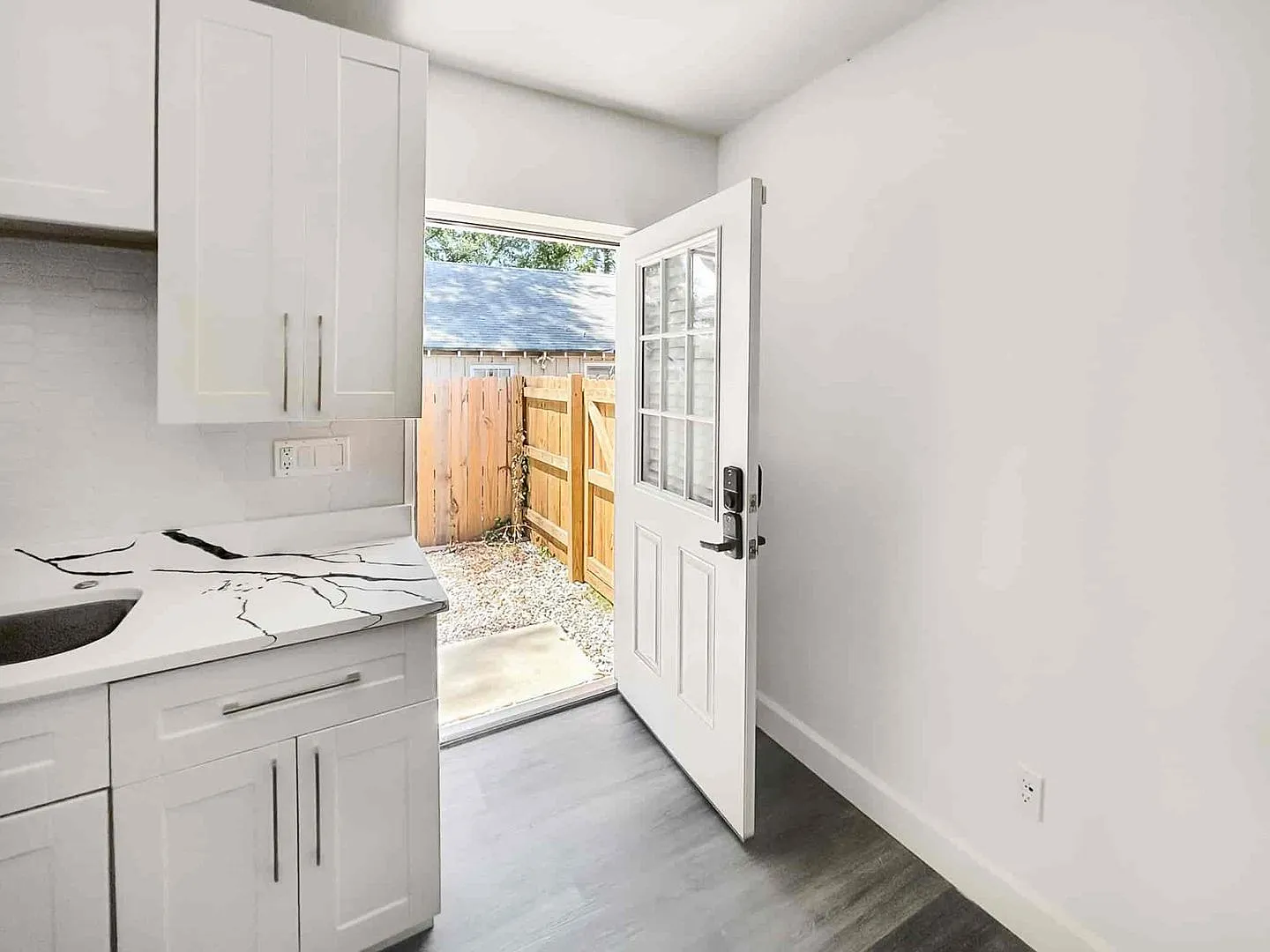 Hidden Gem in Brookhaven! 1 BR / 1 BA - The Perfect Apartment Alternative! — Photo 3