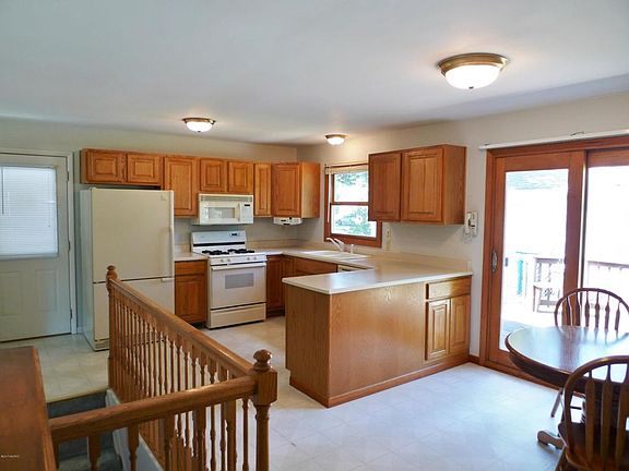 3rd image of 207 N Lincoln Blvd