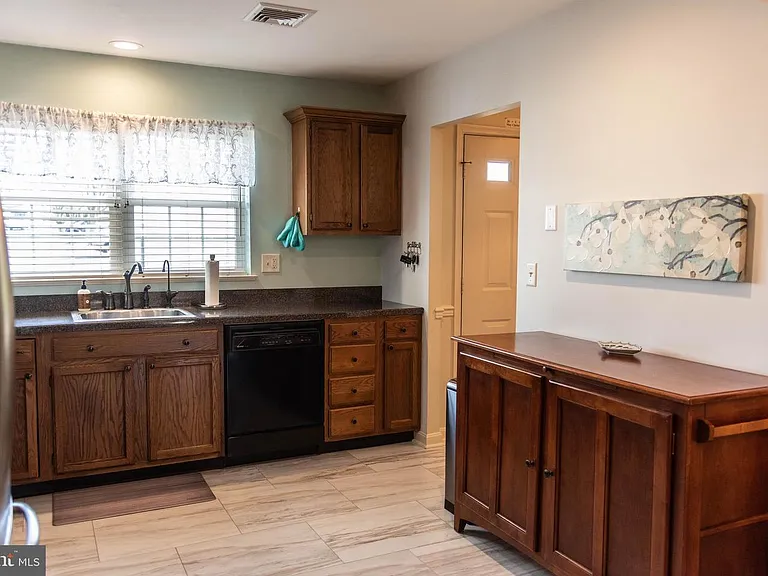 609 Cambridge Ct — Photo 5