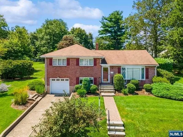 64 Pearl St, Dumont, NJ 07628