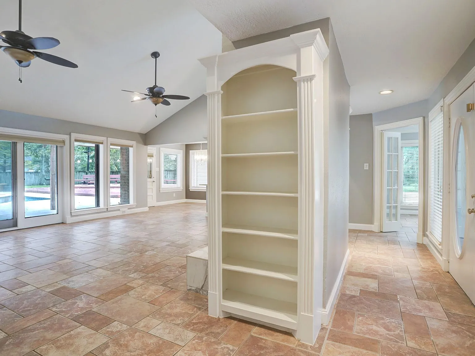 3 bed, 2.0 bath, 2192 sqft, $2,600 — Photo 4