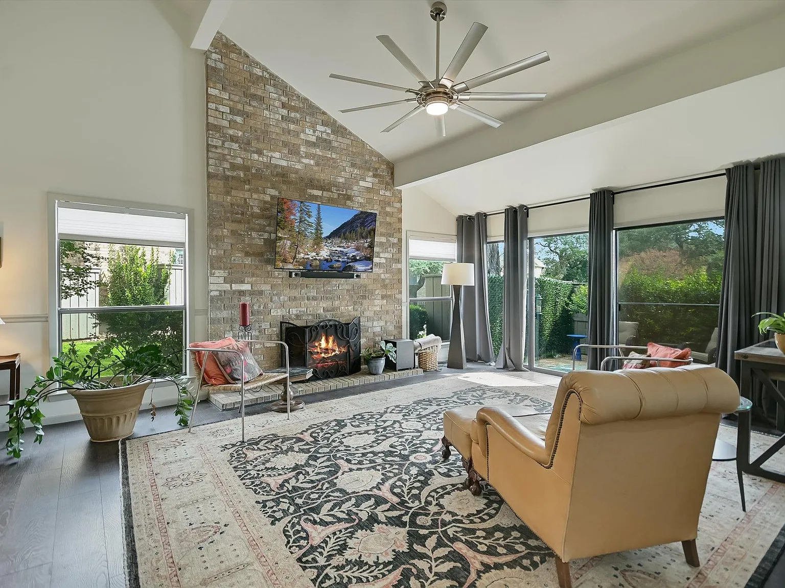 3 bed, 2.5 bath, 2083 sqft, $3,700 — Photo 2