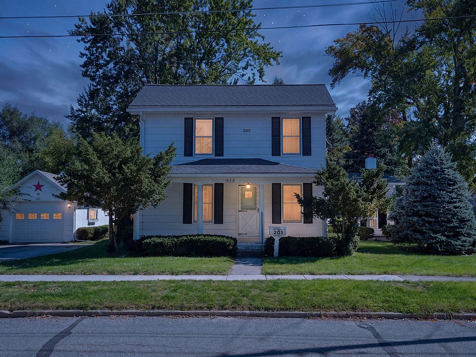 1st image of 205 E Chestnut St