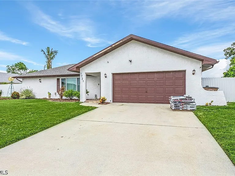 1721 SE 6th Ln — Photo 3