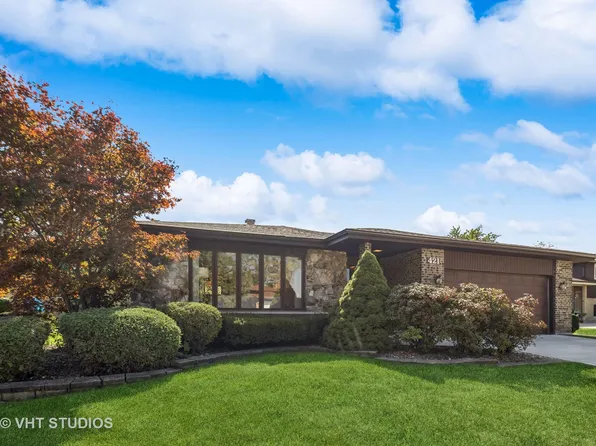 421 Arbor Ln, Westmont, IL 60559