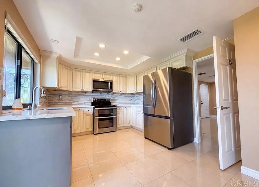 3 bed, 12.0 bath, 999 sqft, $3,000 — Photo 2