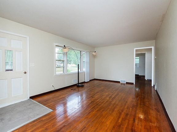 4th image of 632 113th Ave NW