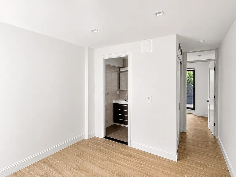 2035 Gates Ave #3 — Photo 4