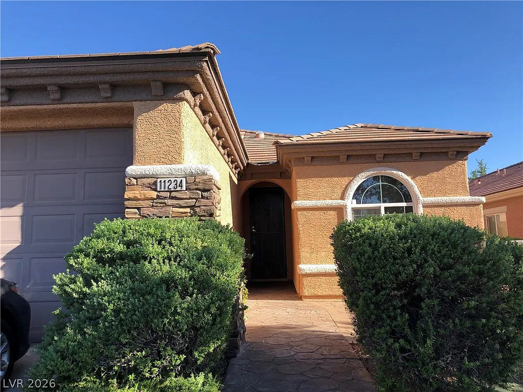 3 bed, 2.0 bath, 1884 sqft, $2,300 — Photo 2