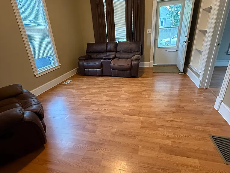 1001 E Olive St — Photo 3