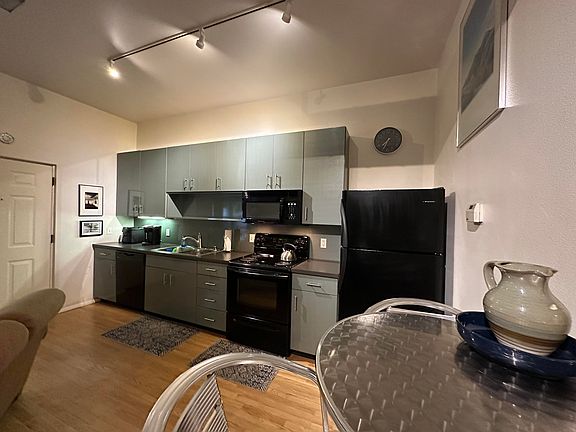3rd image of 400 Copper Ave NE APT 105