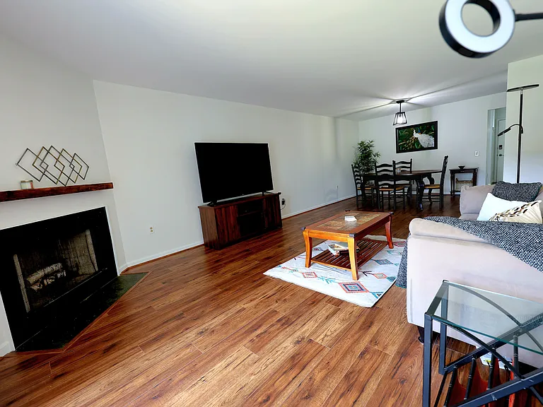 247 Greenview Dr — Photo 3