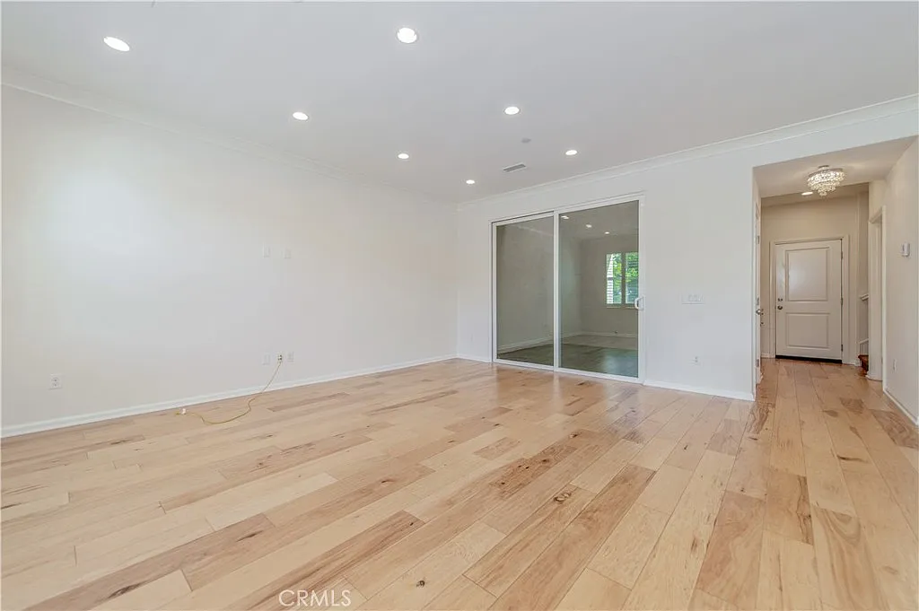 3 bed, 4.0 bath, 1809 sqft, $4,950 — Photo 3