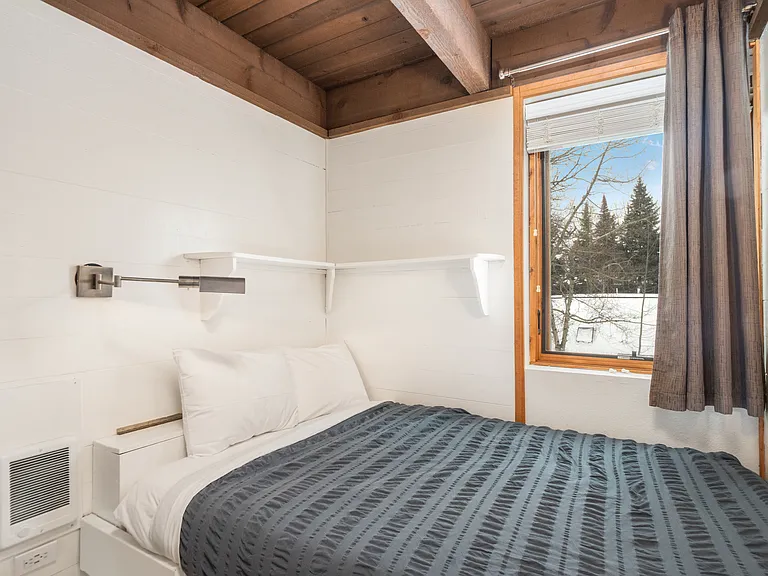4th bedroom - full bed