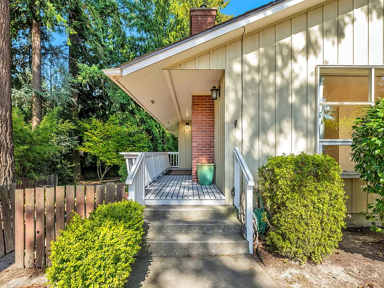 9140 NE 21st Pl — Photo 2