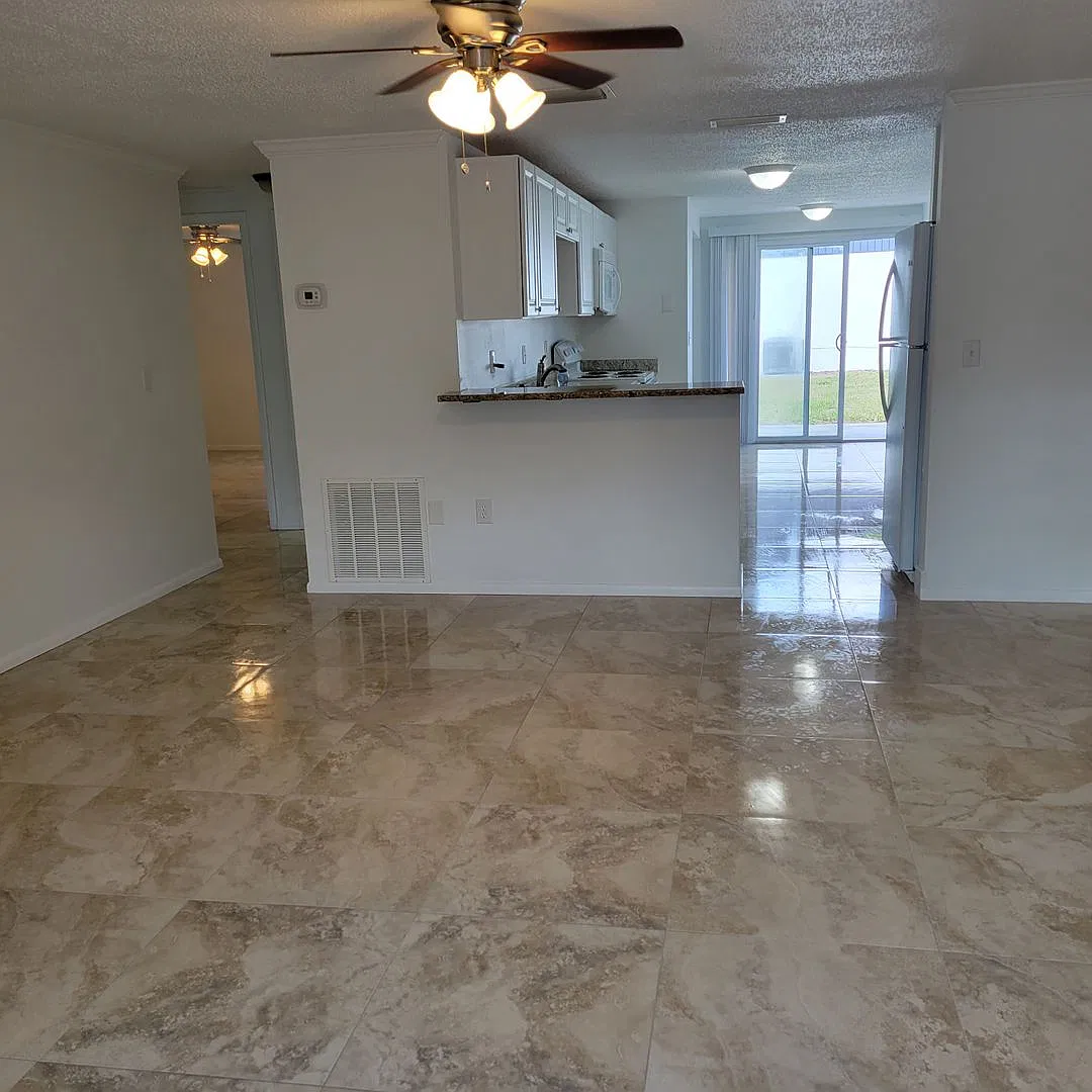 Annual unfurnished 2/2 beautifully renovated duplex only 4 miles from the beach! — Photo 4