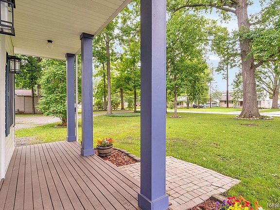 4th image of 27769 Gilbert Dr