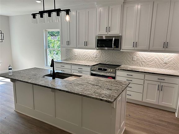 2nd image of 9 Hastings Ln