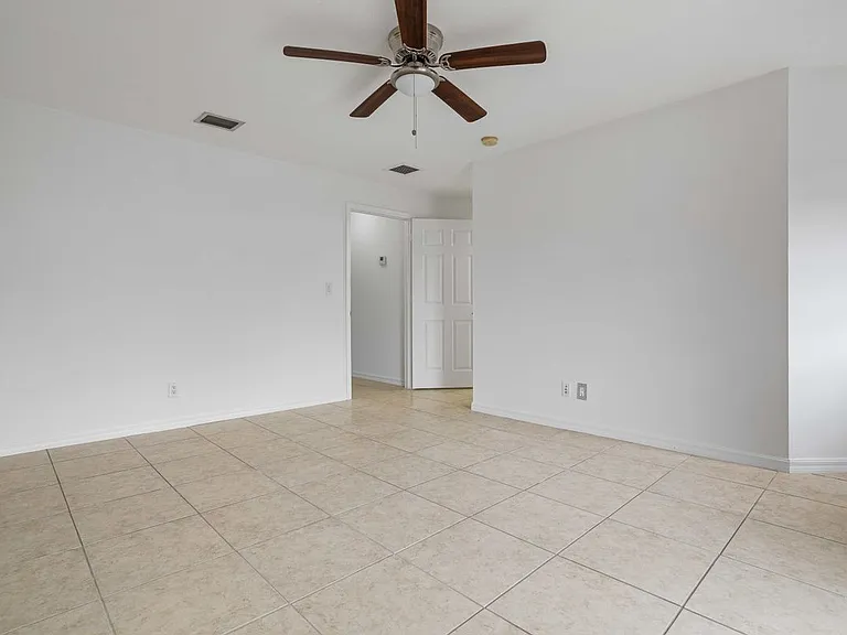 330 SW 2nd Ave #3 — Photo 18