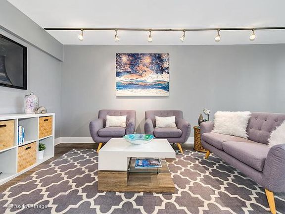 5th image of 88 W Schiller St APT 1006