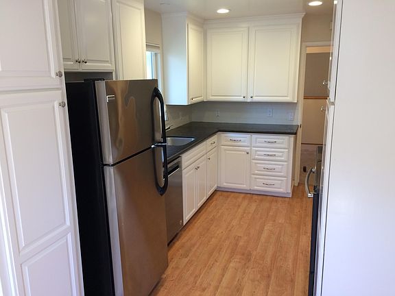 Kitchen refrigerator and dishwasher