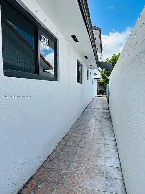 Building Photo - 11870 SW 5th St #A