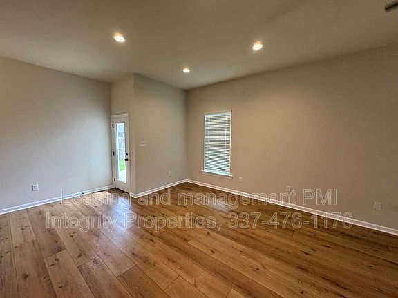 5th image of 325 Mulholland Ln