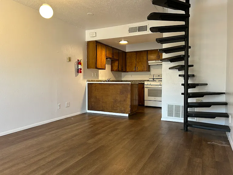 Updated 2 Story - 1 Bed UNM Town Home Apt.l w/ Balcony & Yard — Photo 38