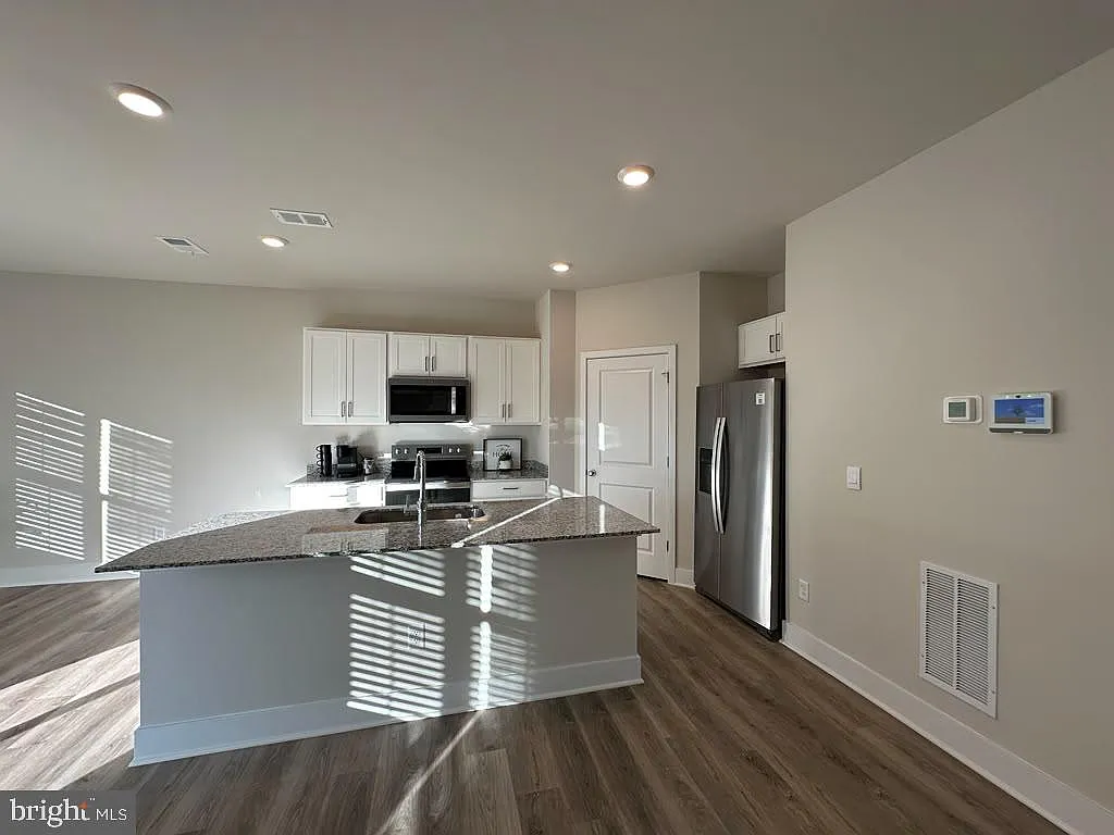 3 bed, 2.5 bath, 1637 sqft, $2,500 — Photo 2