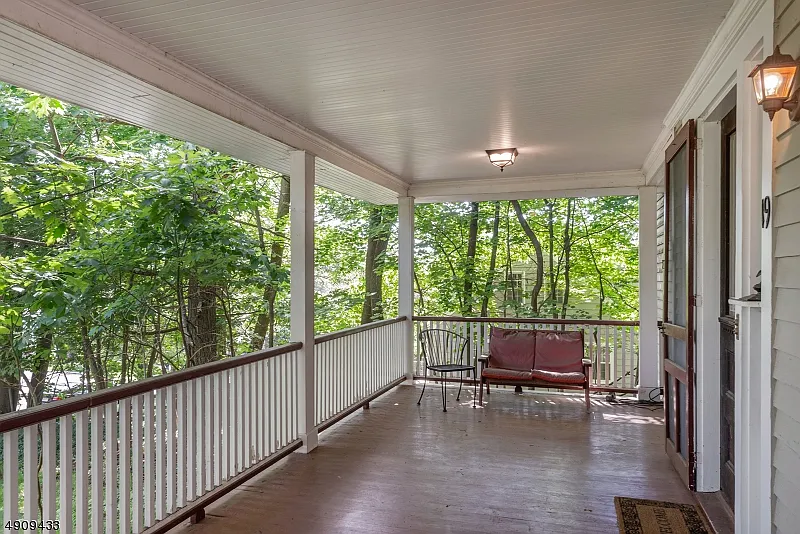 2 bed, 1.0 bath, 1290 sqft, $3,200 — Photo 2